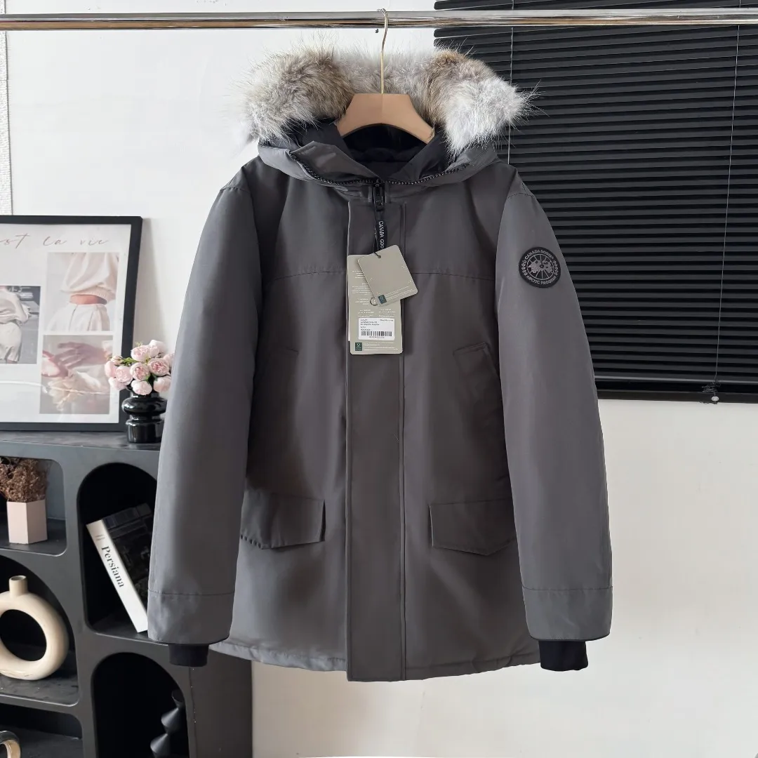Style number: Y 87 Canada Goose 13 down jackets, timeless Classic, same style for men and women, mid-length windbreaker jacket. Canada Goose technology waterproof fabric is wind and cold resistant and extremely warm! Plush heat storage keeps you warm and warms you up quickly! Extra large fur collar design, fine fur, smooth to the touch, comfortable and skin-friendly! Double windproof cuffs to prevent cold wind from entering! The pockets have a flap zipper design and the upper pocket is a diagonal pocket, which is convenient and practical! Canada Goose’s popularity in the past two years has greatly surpassed that of the king of down jackets, the Meng Mouth, and it is the hottest item in autumn and winter on INS! Same Style for men and women, Canada Goose Classic style! Color: Black Black Label Black Red Label Cream White Gray Black Label Gray Red Label Navy Blue Sizes: XS S M L XL XXL